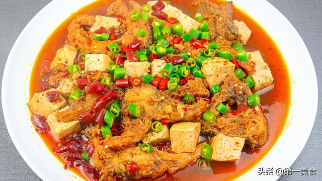 鲤鱼炖豆腐怎样做才入味，大厨教你窍门，鱼肉鲜嫩多汁，香辣入味