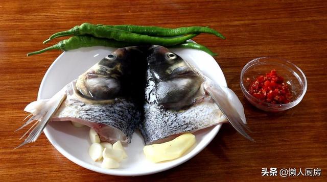 这是剁椒鱼头最简单的做法，连腌制鱼肉都省了，吃着鲜嫩不腥