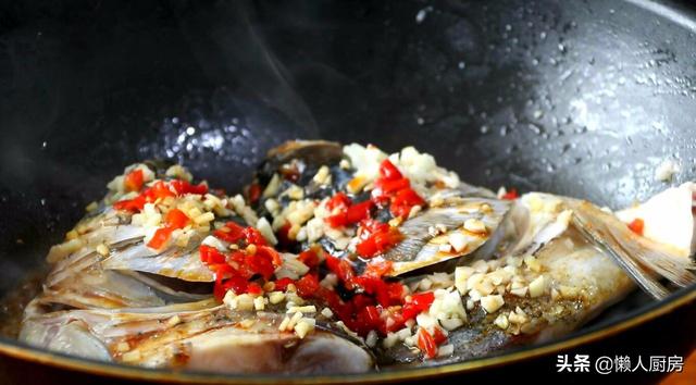这是剁椒鱼头最简单的做法，连腌制鱼肉都省了，吃着鲜嫩不腥