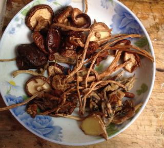 蛏干炖菌菇汤