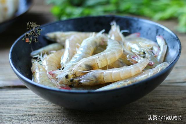 干锅香辣虾的做法，下酒下饭，吃着过瘾，一次两斤不够吃
