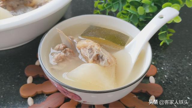 广东人煲老鸭汤就是好喝，教你煲汤技巧，出锅汤汁香甜营养又好喝