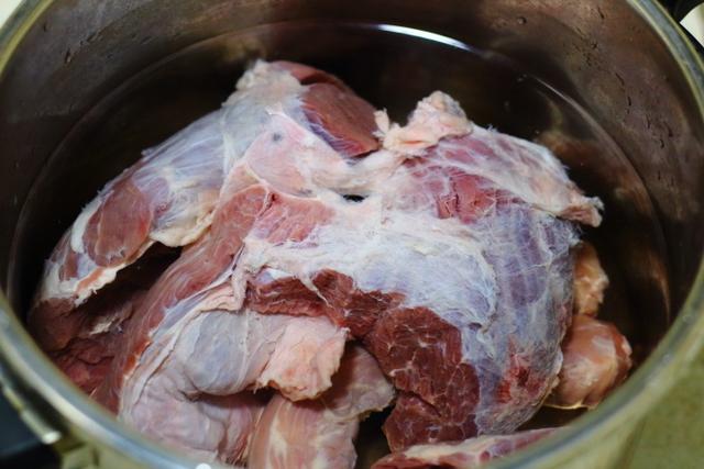 教您家常卤牛肉的方法，牛肉筋道弹牙，鲜香入味，比买来的好吃