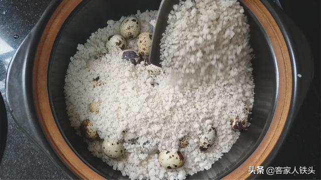 客家传统盐焗蛋做法，在家做很简单，一个烂锅就搞定，好吃又解馋