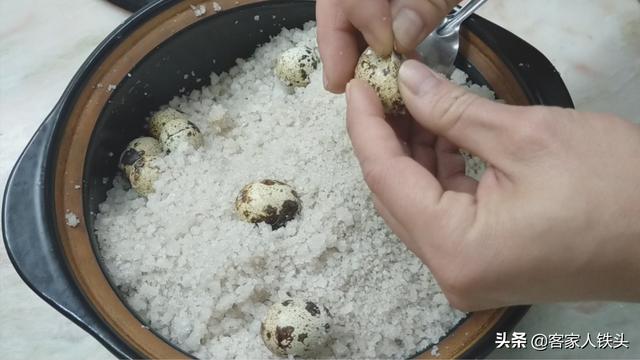 客家传统盐焗蛋做法，在家做很简单，一个烂锅就搞定，好吃又解馋