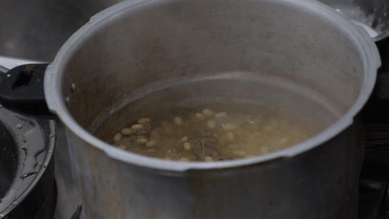 冷水一泡，高压锅一煮，这道自制的黄豆酱，闻的人直流口水