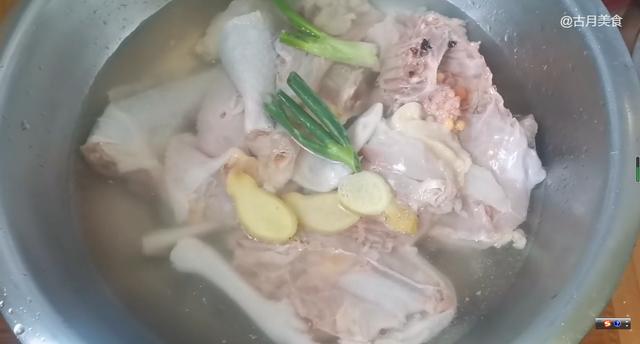 家常地道清炖鸡的做法，肉嫩脱骨，汤汁清纯又美味，暖胃补身