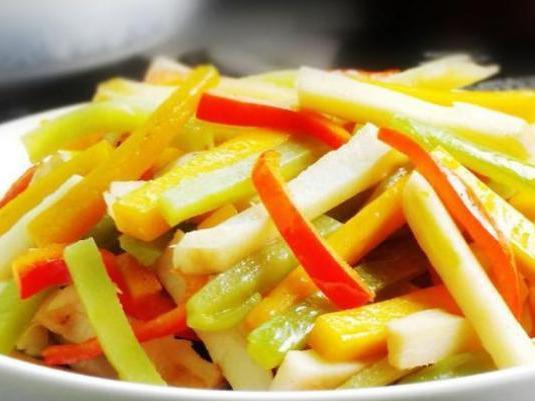 春季美食推荐：春笋炒腊肉，芹菜炒鸡肉，玉米排骨汤的家常做法