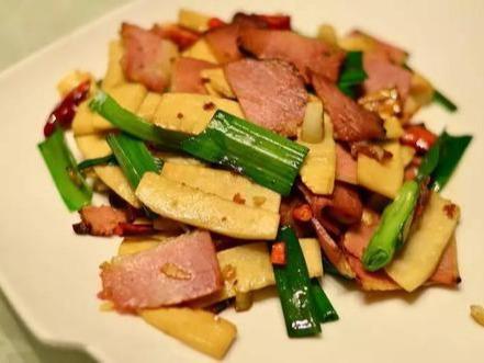 春季美食推荐：春笋炒腊肉，芹菜炒鸡肉，玉米排骨汤的家常做法