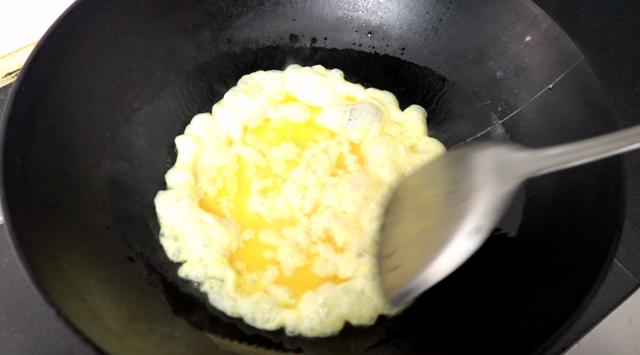 红薯粉的家常做法，简单炒一炒，Q弹有嚼劲，吃完一盘再来一盘