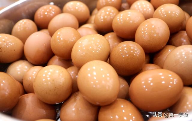 腌咸鸡蛋不能只放盐，教你正确配料比例，易保存，出油多还不太咸