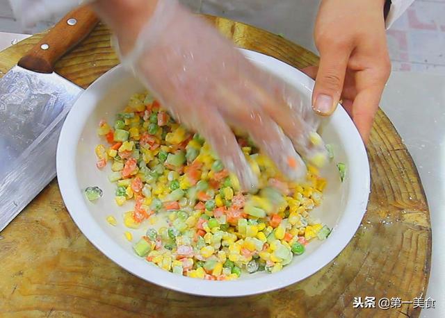 一把玉米粒，几粒青豆，学会2个诀窍，快速做玉米烙，香甜酥脆