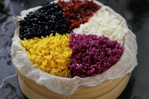 筷子视频：五色糯米饭，致敬传统美食文化！