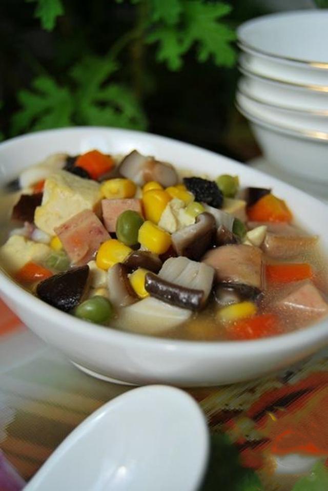 清代康熙年间流传下来八宝豆腐汤，吃起来清淡不油腻，营养十足
