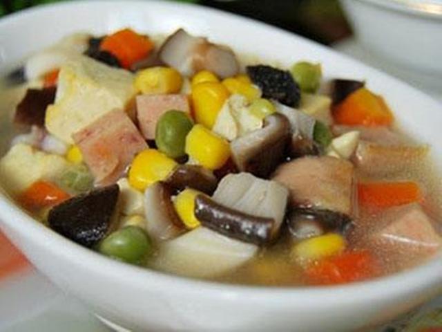 清代康熙年间流传下来八宝豆腐汤，吃起来清淡不油腻，营养十足