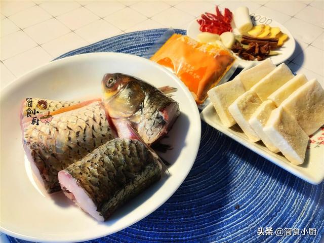 炖鱼家常又美味的做法，加点料味道堪比农家乐，鱼肉鲜嫩还不腥
