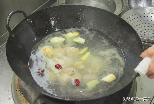 冬瓜排骨汤的正确家常煮法，排骨下锅前先做一步，去腥解腻真入味