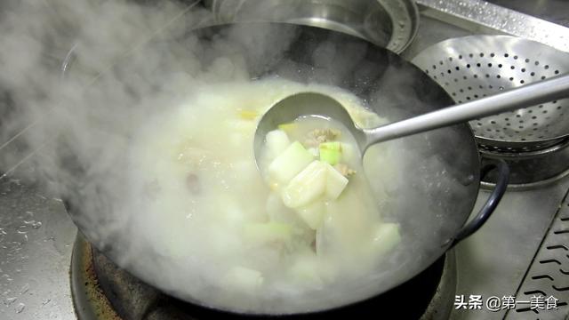 冬瓜排骨汤的正确家常煮法，排骨下锅前先做一步，去腥解腻真入味