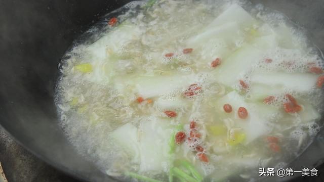 1块冬瓜，1把虾皮，几分钟做一道冬瓜虾皮汤，清淡营养味道鲜