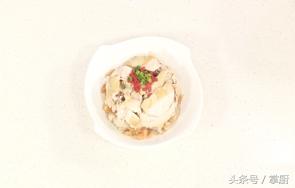 广东美食白切鸡，用冬菜来蒸，粤菜经典菜式，喜欢港式美食来看看
