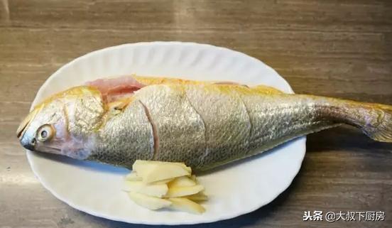 冷冻鱼不适合清蒸，那就做成红烧鱼，味道鲜美，是道下饭菜！