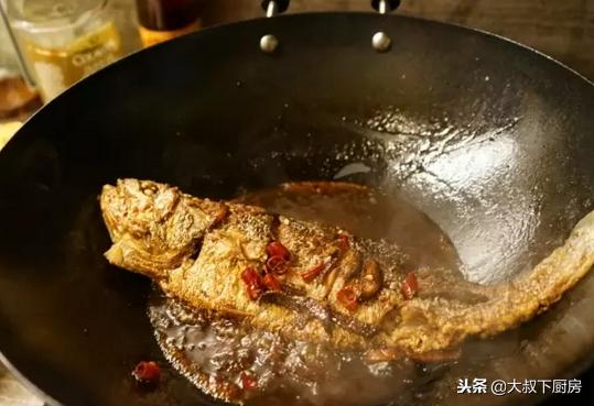 冷冻鱼不适合清蒸，那就做成红烧鱼，味道鲜美，是道下饭菜！