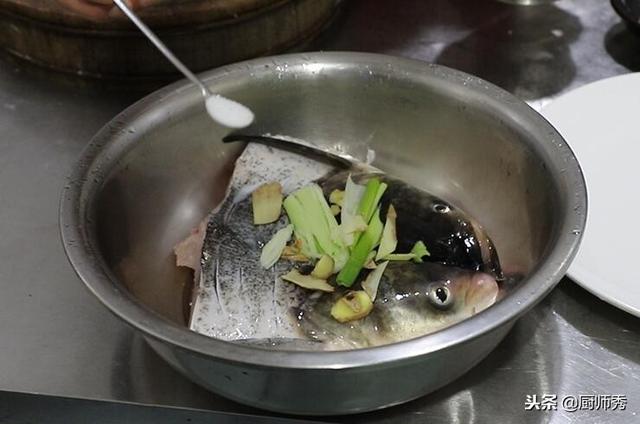 饭店的剁椒鱼头太贵，鹏厨教你在家做，味道不比大厨做的差