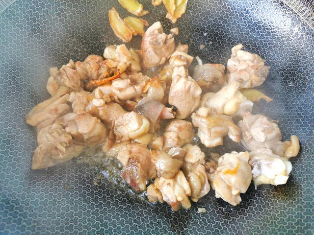 台湾女人坐月子吃的麻油鸡，用米酒代替清水，滋补暖身，连汤喝完