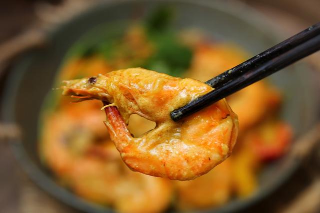 好吃到舔盘的泰式咖喱虾，轻松几步在家就能做出来，异国风味十足