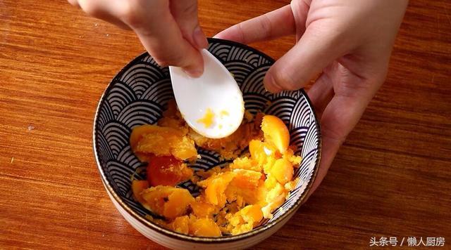 南瓜与咸蛋黄搭配一起，能产生不一样的美味，外酥里糯