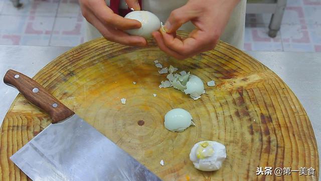 蛋黄焗南瓜怎么做？厨师长教你1个秘诀，做出的南瓜咸香酥软！