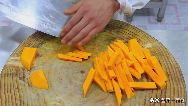 蛋黄焗南瓜怎么做？厨师长教你1个秘诀，做出的南瓜咸香酥软！