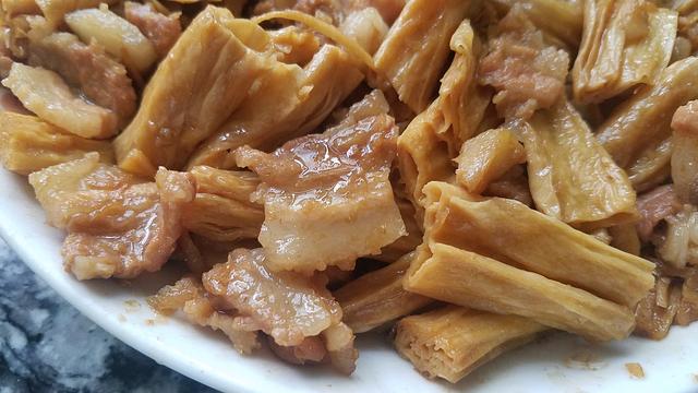 咸鱼蒸五花肉、广东人常吃的一道家常菜、营养好吃味道香