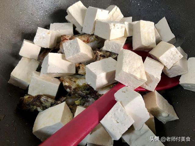 这么大分量的嘎鱼炖豆腐，真有东北铁锅炖的感觉，味道也各有千秋