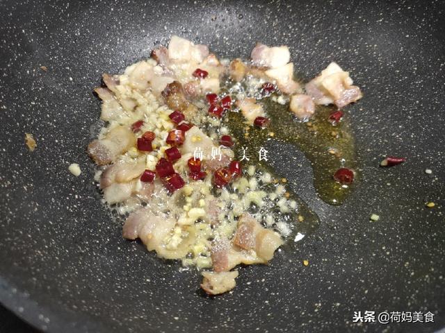 四川家常菜，搭配腊肉一起炒，脆嫩爽口，一盘也不够吃！