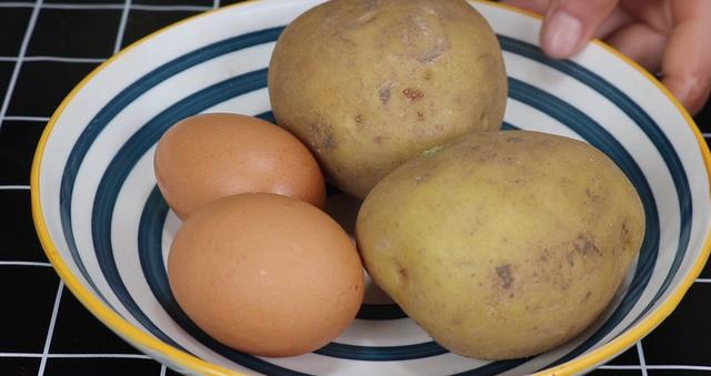土豆切块淋入2个鸡蛋，想不到这么好吃，孩子三天不吃就馋了