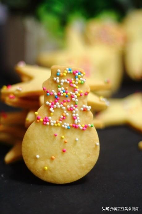 教你做一款萌萌哒的圣诞饼干，跟孩子一起过节，方法简单，零失败