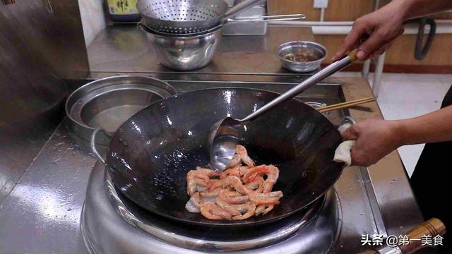 油焖大虾的这种做法最正宗，虾肉鲜嫩不油味道赞，比饭店的更入味