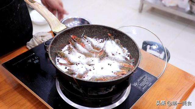厨师长分享地道盐焗虾做法，虾肉鲜嫩饱满，方法简单，一看学会