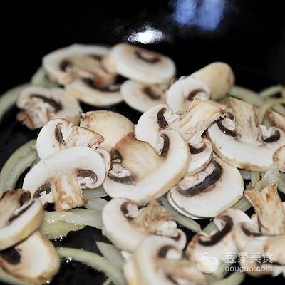 奶油蘑菇培根意面