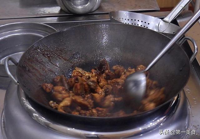 特色农家菜“小炒鸡”地道做法，皮酥肉嫩，鲜香入味，下酒又下饭