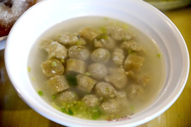 泉州名小吃崇武鱼卷，从军粮到当地“无卷不成宴”，蒸炒炸都适宜