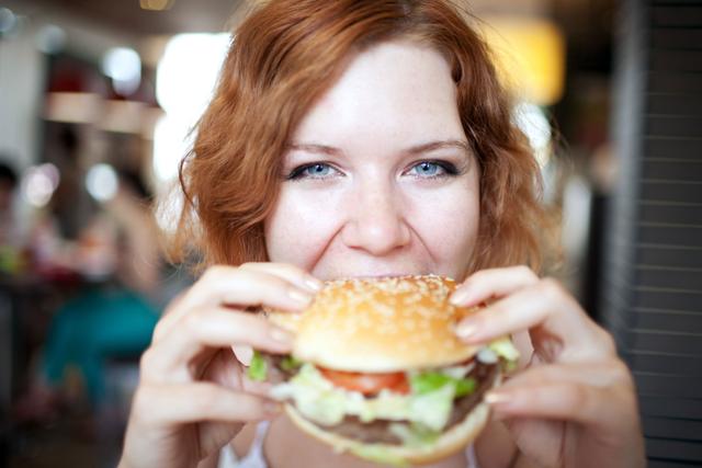 健康揭秘：吃完一个巨无霸汉堡，你的身体会发生什么？