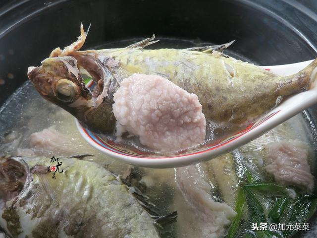 广东媳妇教你这样煲鱼汤，加上它鱼汤清甜鲜美，晚餐很简单