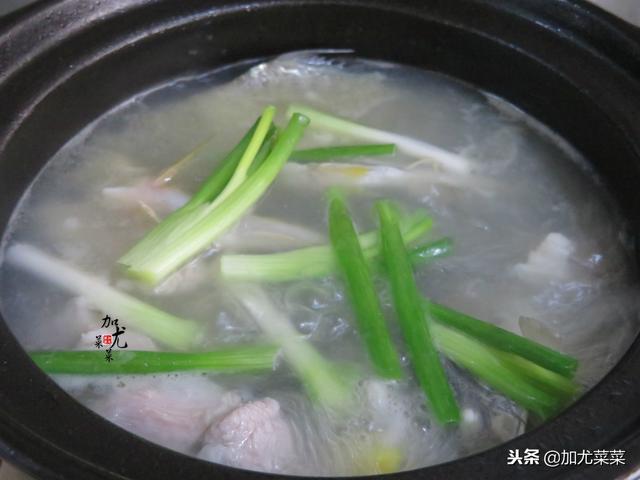 广东媳妇教你这样煲鱼汤，加上它鱼汤清甜鲜美，晚餐很简单