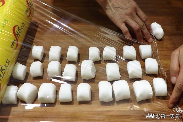 水晶虾饺家常做法，做饺子皮不用擀面杖，只需一把菜刀，皮薄如纸