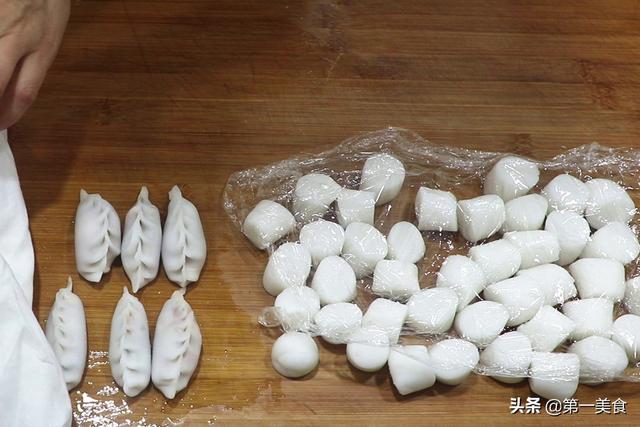 水晶虾饺家常做法，做饺子皮不用擀面杖，只需一把菜刀，皮薄如纸