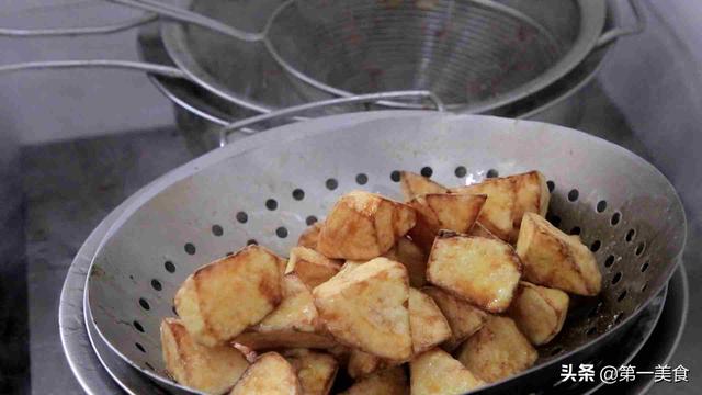 厨师长教你做拔丝红薯，关于怎样挂糊，怎样熬糖汁，讲解详细