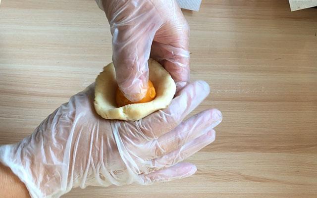 广式月饼的经典，蛋黄莲蓉月饼，教你在家做，皮薄馅大，香甜松软