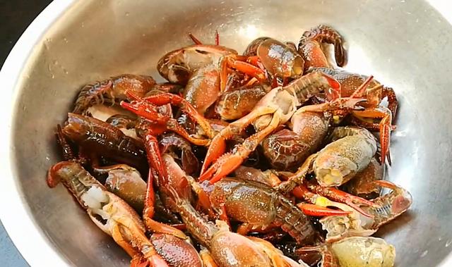 淮扬菜大厨分享泰州过去最家常龙虾烧法，简单的调味，原汁鲜香